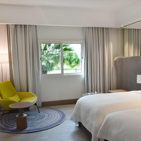 Radisson Blu Resort, Al Khobar Халф Мун-Бэй Экстерьер фото A room at the hotel